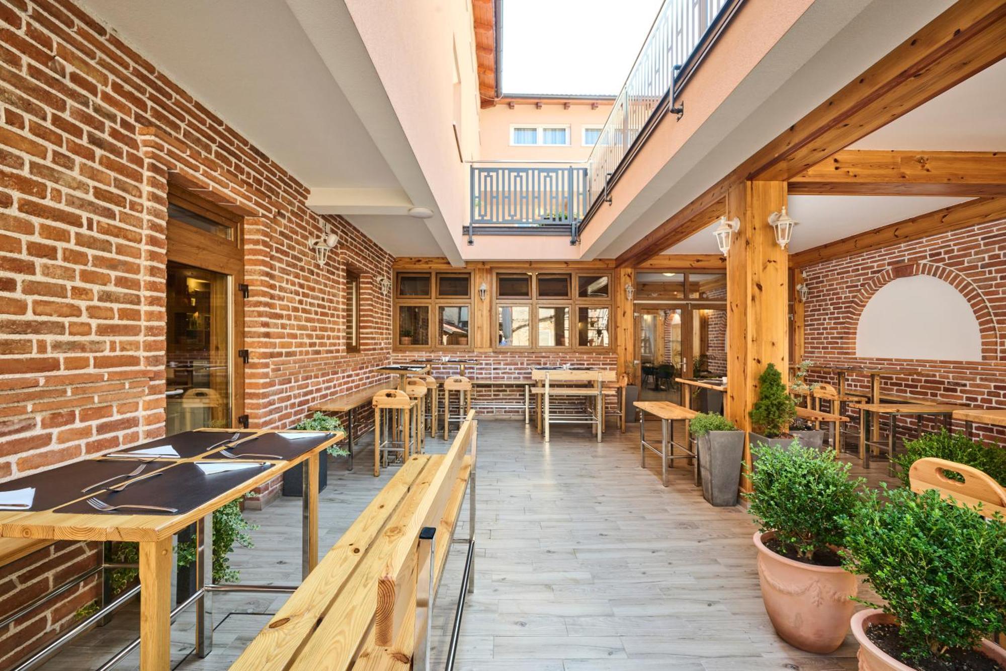 Hotel Kadoor Karlovac Exteriör bild