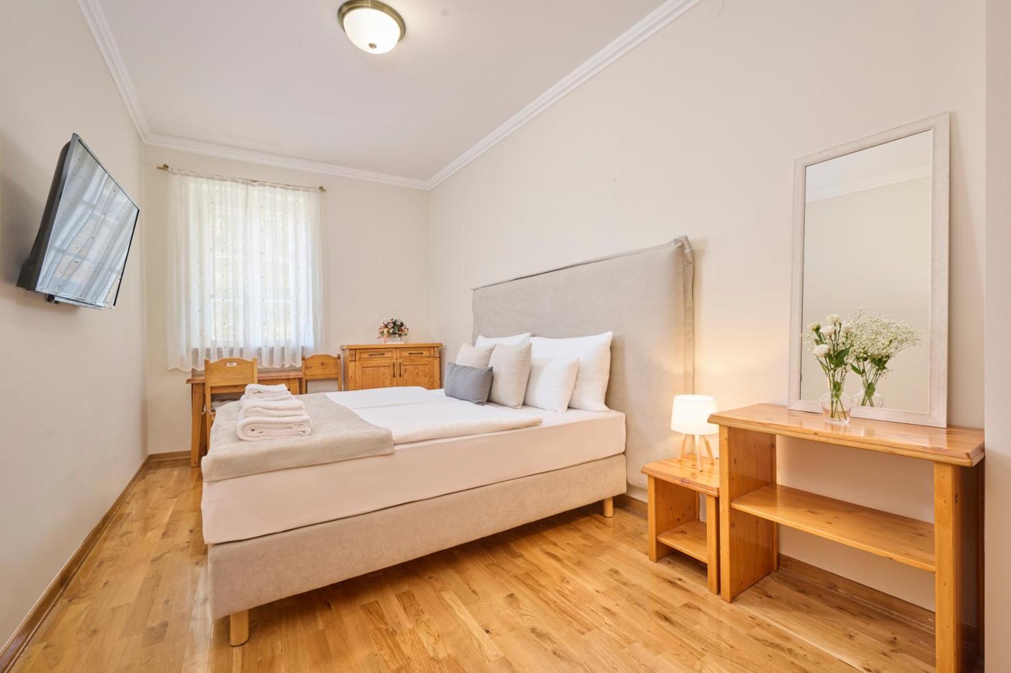 Hotel Kadoor Karlovac Exteriör bild